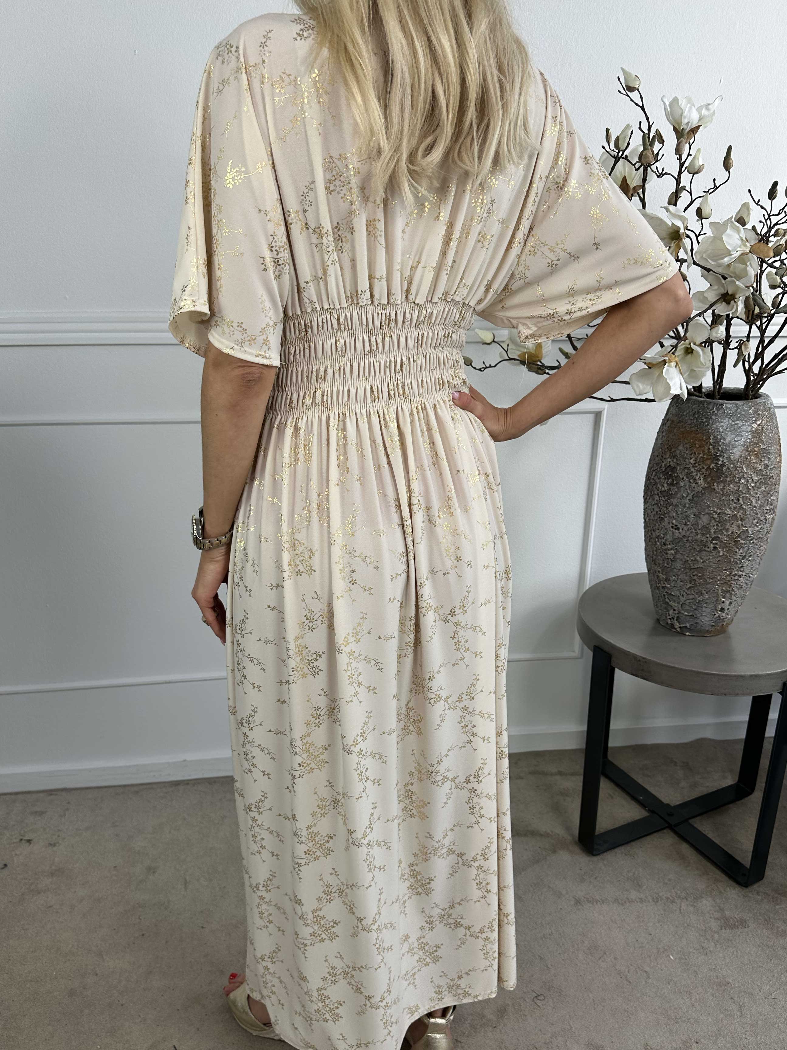 Pams Gold - Ensfarvet kjole i elastisk stof med gulddetaljer